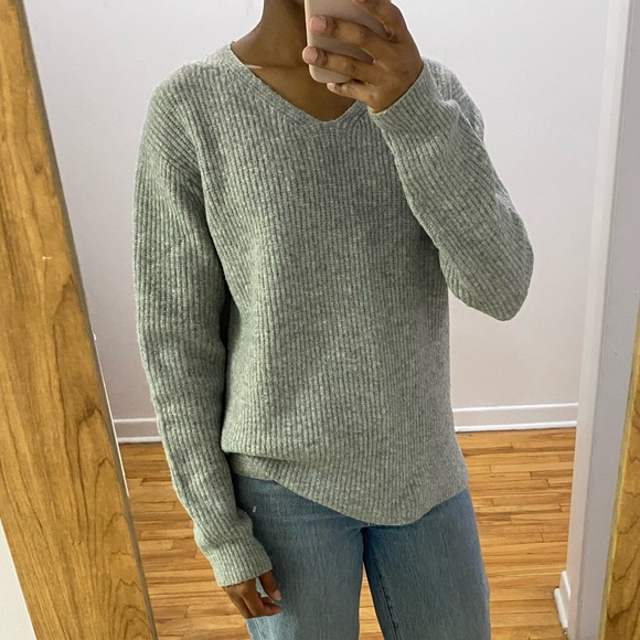 Uniqlo grey V-neck Wool blend sweater - Picture 2 of 7